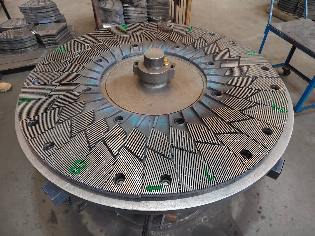 Placa de fabricación de papel y refinador de pulpa
