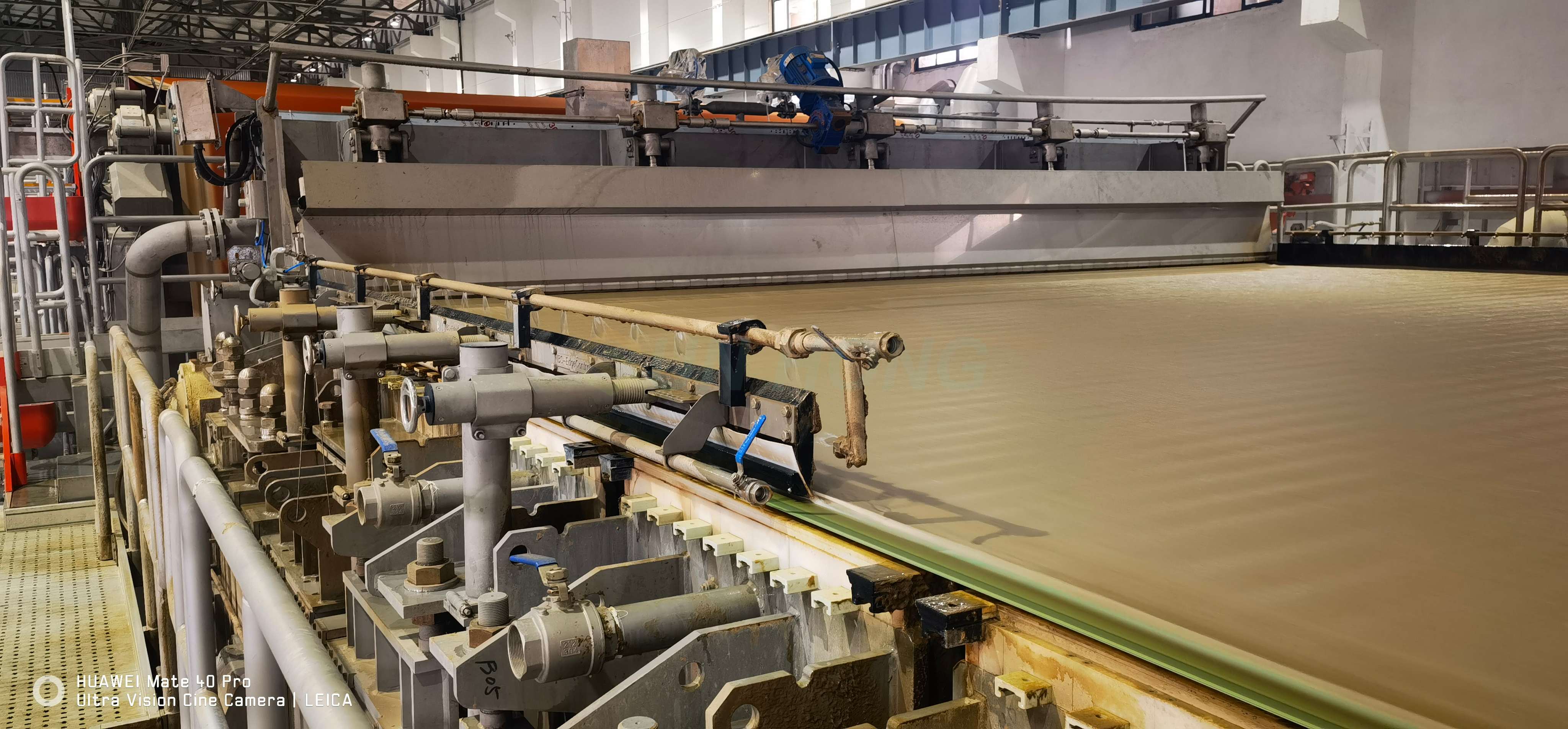 formando tela en m&aacute;quina de papel