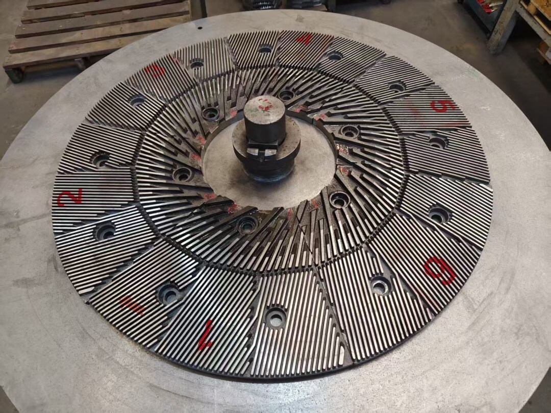 Placa de fabricación de papel y refinador de pulpa