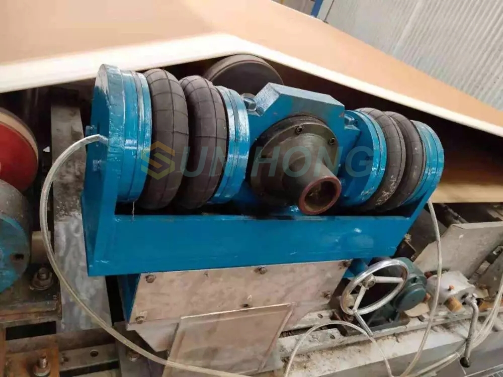 Fuelle de aire sobre fieltro y corrector de tela.