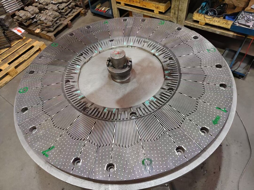 Placa de fabricación de papel y refinador de pulpa