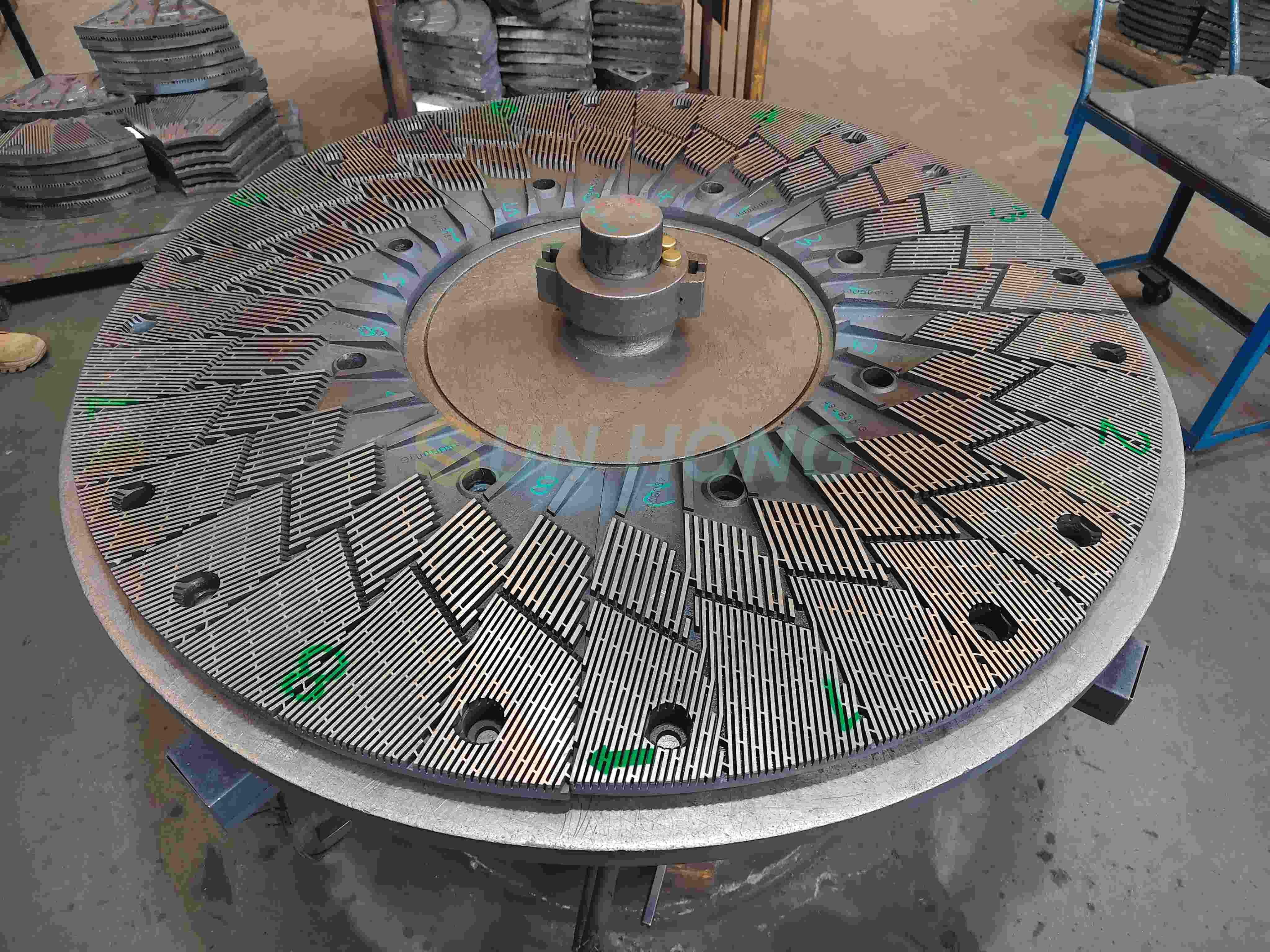 Placa refinadora para fabricación de papel y pulpa