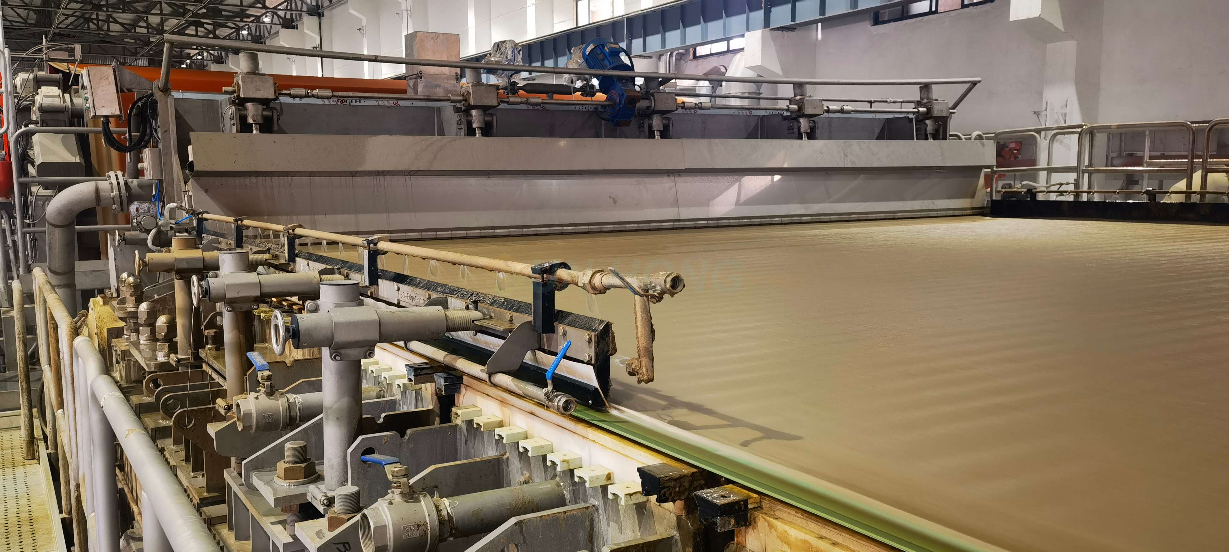 m&aacute;quina de papel que forma la aplicaci&oacute;n de tela