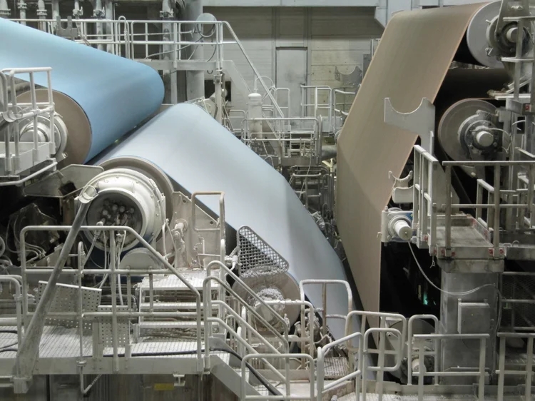 ¿Cómo recoger la hoja de papel de la tela formada para presionar el fieltro?