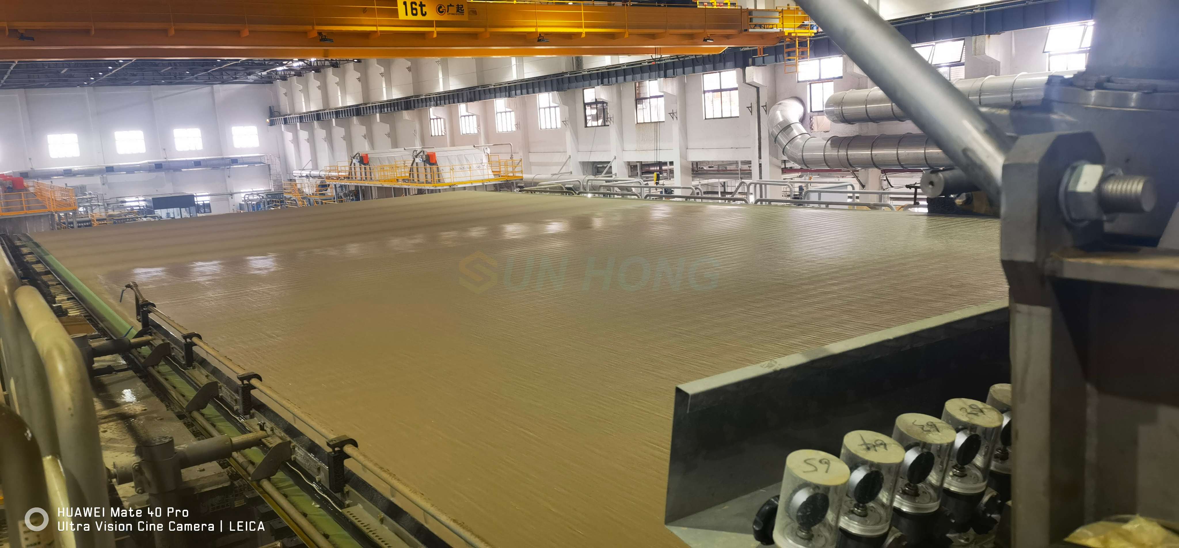 formando tela en m&aacute;quina de papel