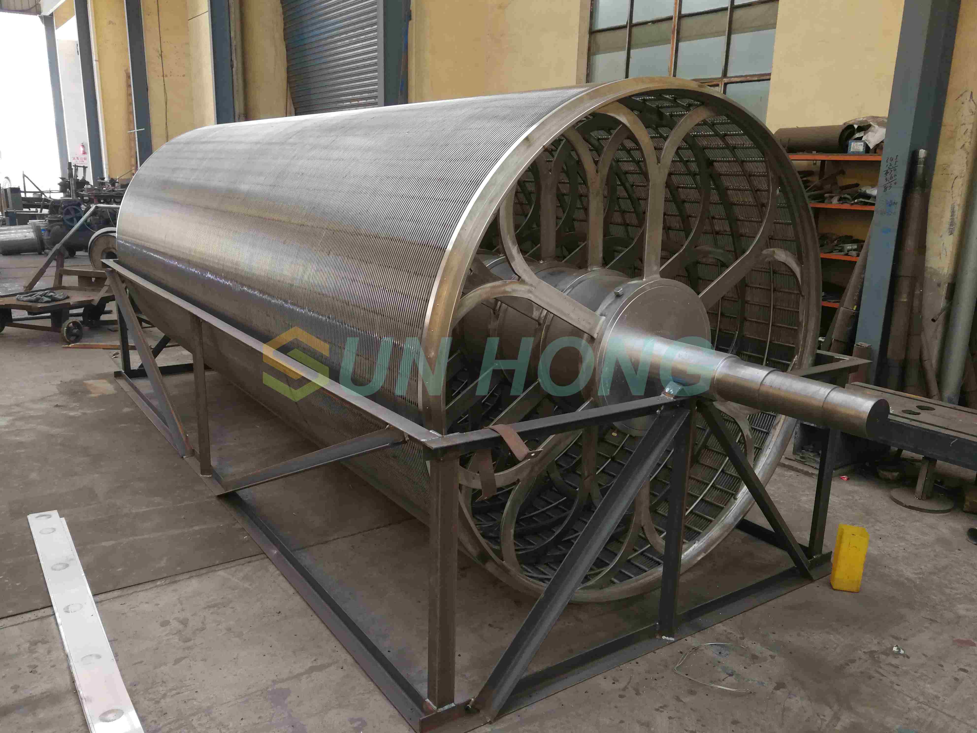 Superficie de malla de alambre de acero inoxidable que detalla las aberturas de malla para moldes de cilindros de m&aacute;quinas de papel